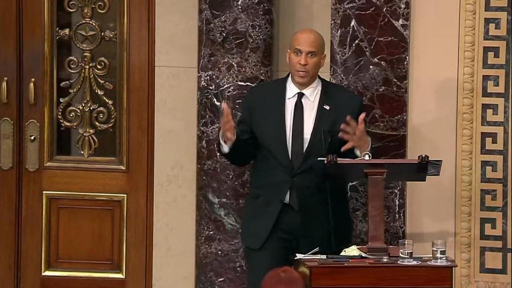 El demócrata Cory Booker este martes en el Senado de EEUU.