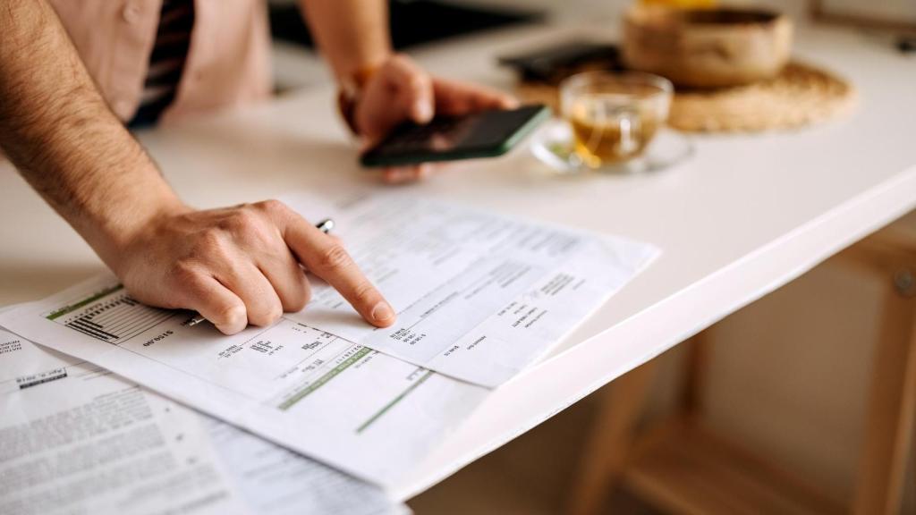 Imagen de archivo de una persona apuntando gastos.