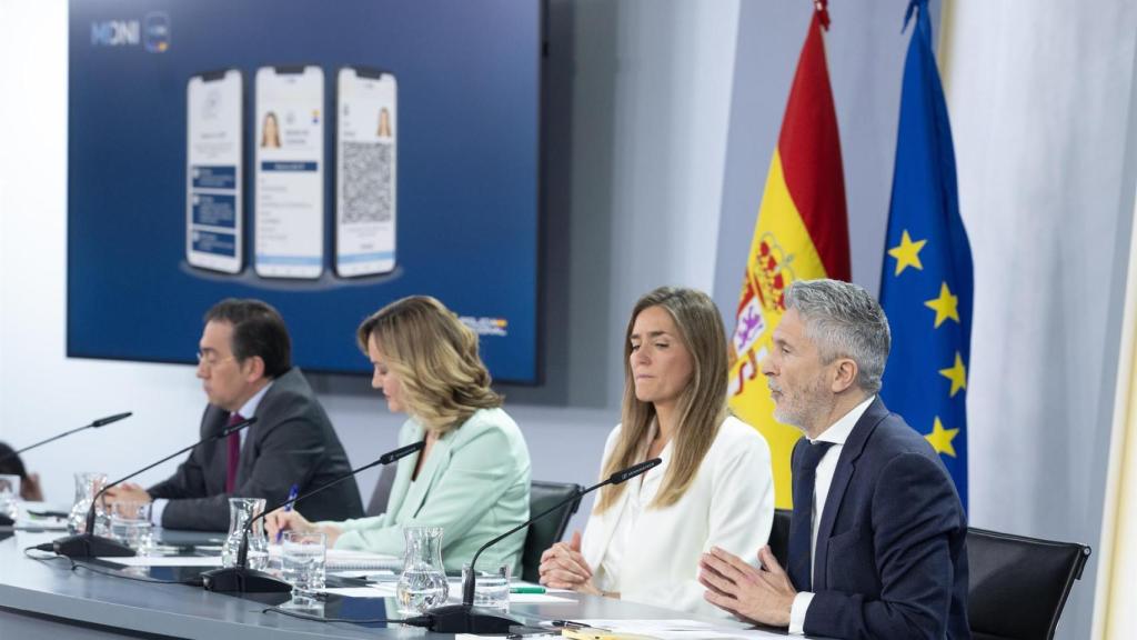 El ministro de Asuntos Exteriores, Unión Europea y Cooperación, la ministra portavoz, la vicepresidenta tercera y ministra para la Transición Ecológica y el Reto Demográfico y el ministro del Interior