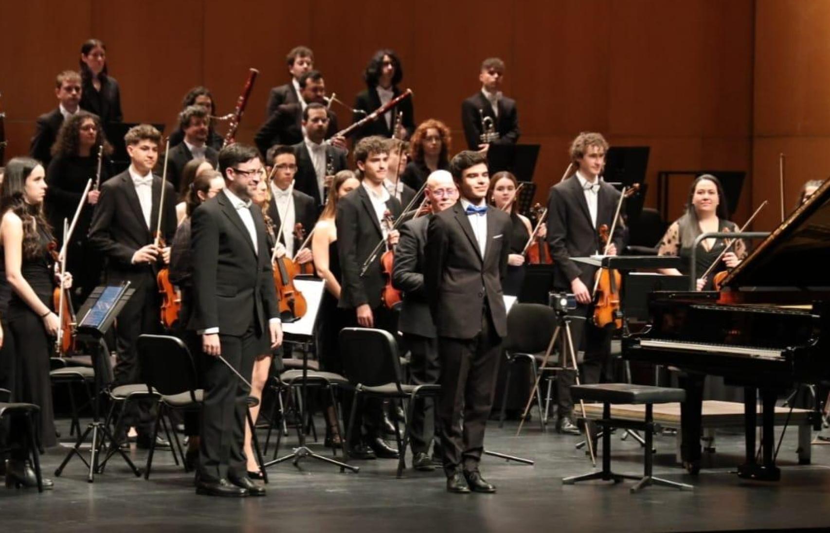 Jorge Martinez saluda al público de Salamanca, junto al director Andrés Ramos, en el el reciente concierto en el CAEM