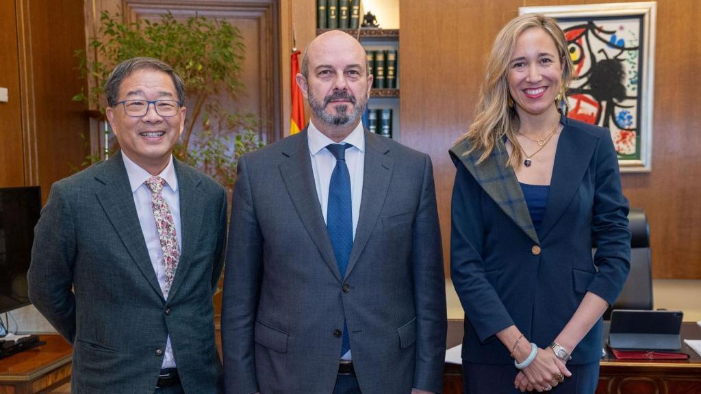 De izquierda a derecha: George Lim, presidente del SIMC; Pedro Rollán Ojeda, presidente del Senado; y Marlen Estévez Sanz, fundadora de la Asociación Más Cultura del Acuerdo.