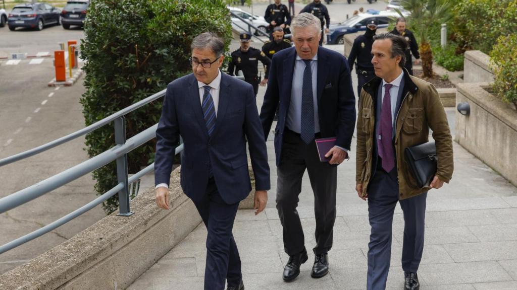 Carlo Ancelotti junto a sus abogados a su llegada este miércoles a la Audiencia Provincial de Madrid