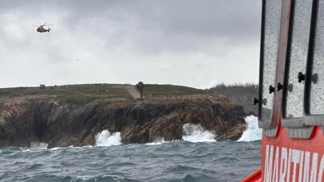 El helicóptero de Salvamento Marítimo sobrevolando el entorno de la Torre de Hércules.