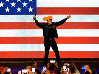 Elon Musk, con un sombrero de queso en la cabeza para apoyar de un candidato conservador a la Corte Suprema de Wisconsin.