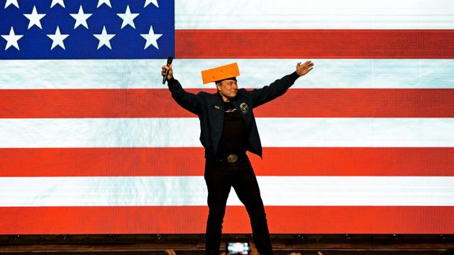 Elon Musk apoya al candidato conservador a la Corte Suprema de Wisconsin con un queso en la cabeza.