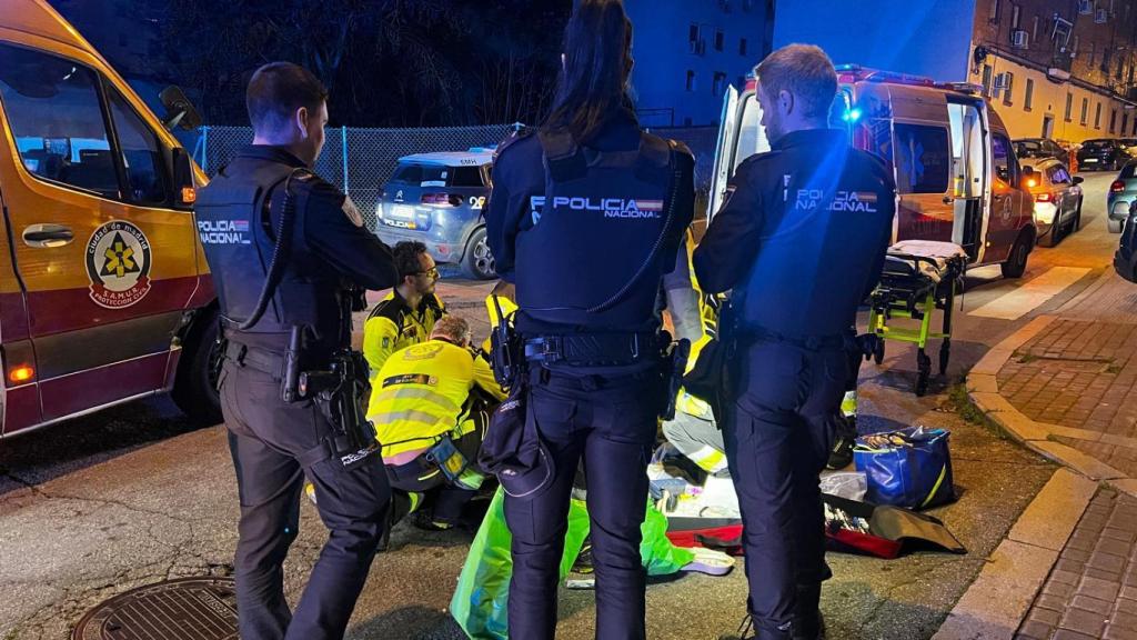 Policía y Samur en Puente de Vallecas.