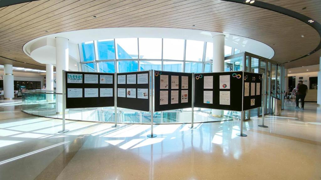 Gran Vía de Vigo acoge una exposición con motivo del Día Mundial de Concienciación sobre el Autismo