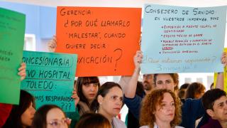 Imagen de una de las concentraciones de trabajadores llevadas a cabo en las puertas del HUT.