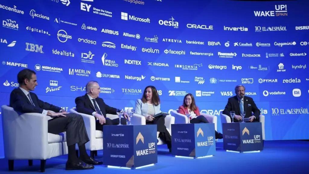 De izquierda a derecha, el presidente de Confebus, Rafael Barbadillo; el director gerente de la EMT de Madrid, Alfonso Sánchez; la redactora de El Español Irene Pérez Nova; la decana del Colegio de Ingenieros de Caminos, Canales y Puertos de Madrid, María Dolores Esteban, y el decano del Colegio de Ingenieros Industriales de Madrid, Fabián Torres.