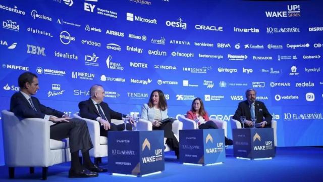 De izquierda a derecha, el presidente de Confebus, Rafael Barbadillo; el director gerente de la EMT de Madrid, Alfonso Sánchez; la redactora de El Español Irene Pérez Nova; la decana del Colegio de Ingenieros de Caminos, Canales y Puertos de Madrid, María Dolores Esteban, y el decano del Colegio de Ingenieros Industriales de Madrid, Fabián Torres.