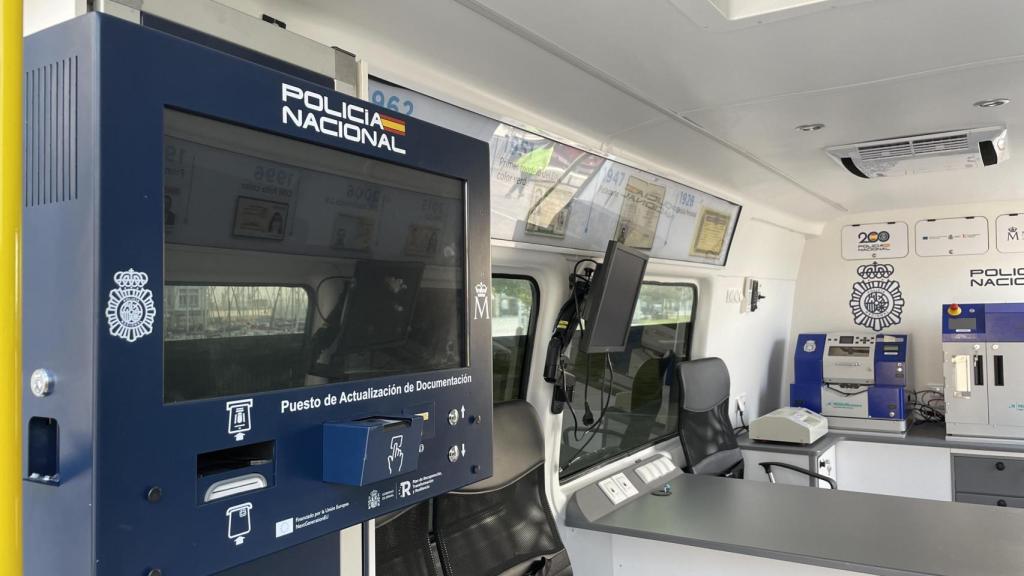 Interior de una unidad móvil de documentación de la Policía Nacional.
