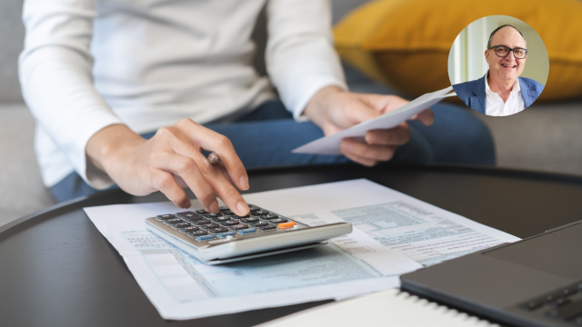 Una persona haciendo la declaración de la renta, en una imagen de Shutterstock.