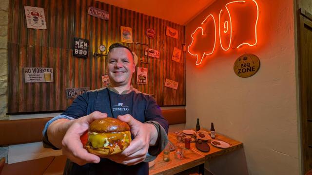 Ángel García con su hamburguesa insignia en su nuevo local de Alicante.