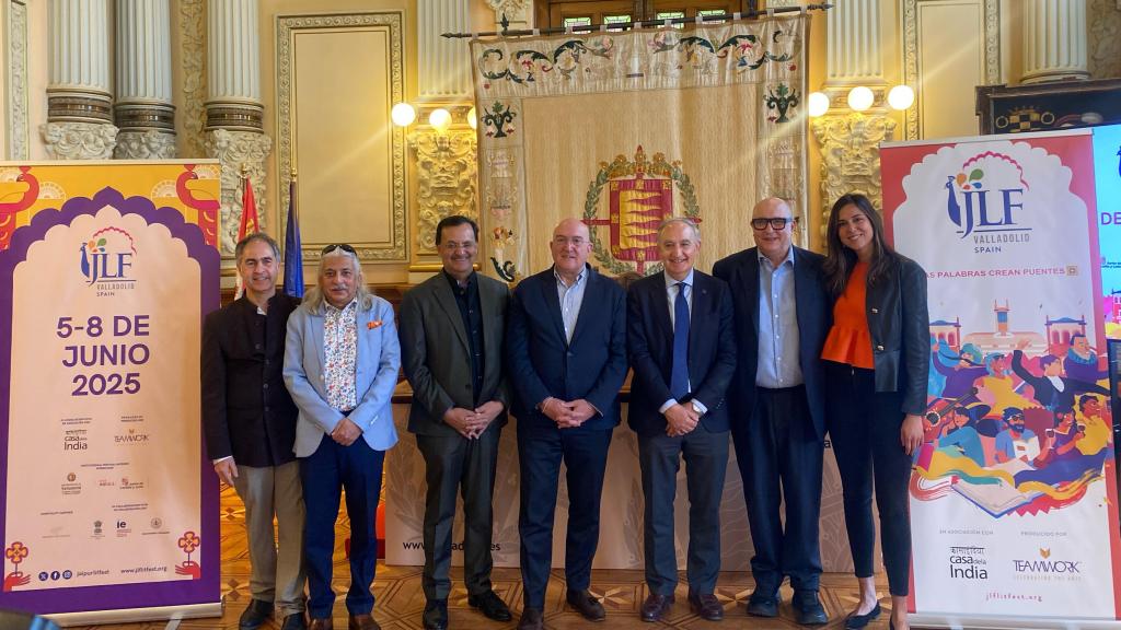 El alcalde de Valladolid, Jesús Julio Carnero, el rector de la Universidad de Valladolid, Antonio Largo, el embajador de la India, Dinesht K. Patnaik, y el director general de Teamwork Arts, Nueva Delhi, Sanjoy K. Roy., y la concejala de Turismo y Marca Valladolid, Blanca Jiménez, presentan el Festival de Literatura de Jaipur