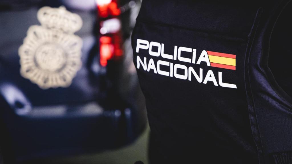 Espalda de un policía nacional