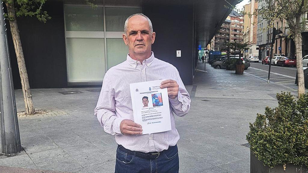 Eduardo Aranda, padre de Alejandro, con uno de los carteles de la búsqueda de su hijo