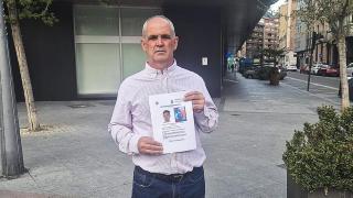 Eduardo Aranda, padre de Alejandro, con uno de los carteles de la búsqueda de su hijo