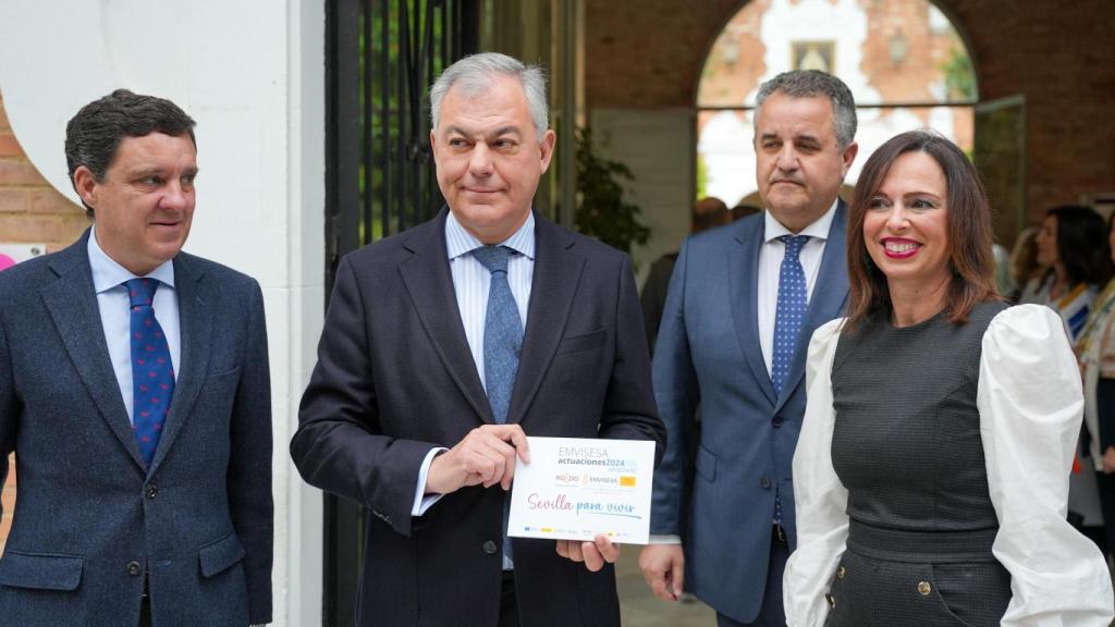 José Luis Sanz junto a la consejera de Fomento, Rocío Díaz y el delegado de Urbanismo, Juan de la Rosa.
