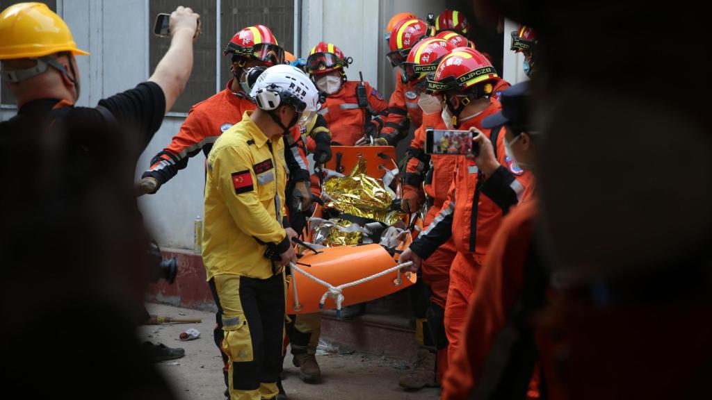 Un grupo trabajadores de los equipos de rescate en Birmania.