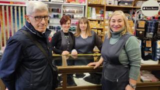 Carlos Cañás, Beatriz Pérez, Ana Cortés e Isabel Guerra en la mercería Veracruz de A Coruña.