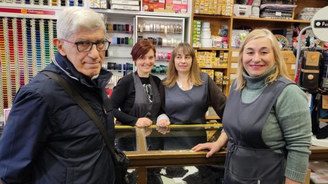 Carlos Cañás, Beatriz Pérez, Ana Cortés e Isabel Guerra en la mercería Veracruz de A Coruña.