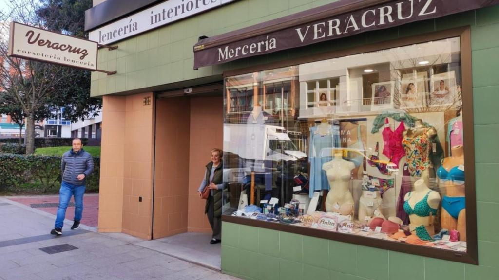 Escaparate del comercio Veracruz desde 2013 en la avenida de Oza.