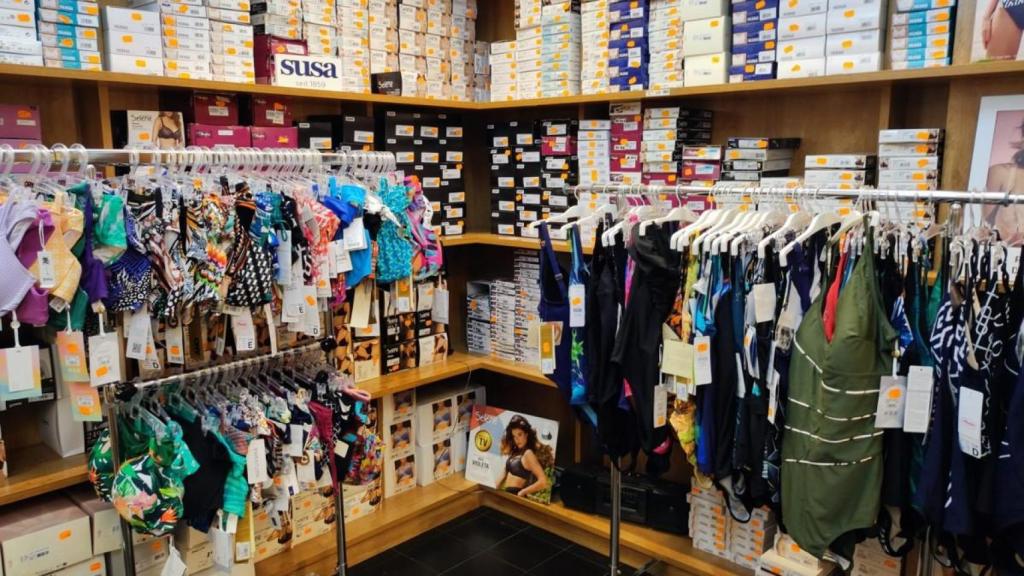 Bañadores y piezas de corsetería en el interior de Veracruz.