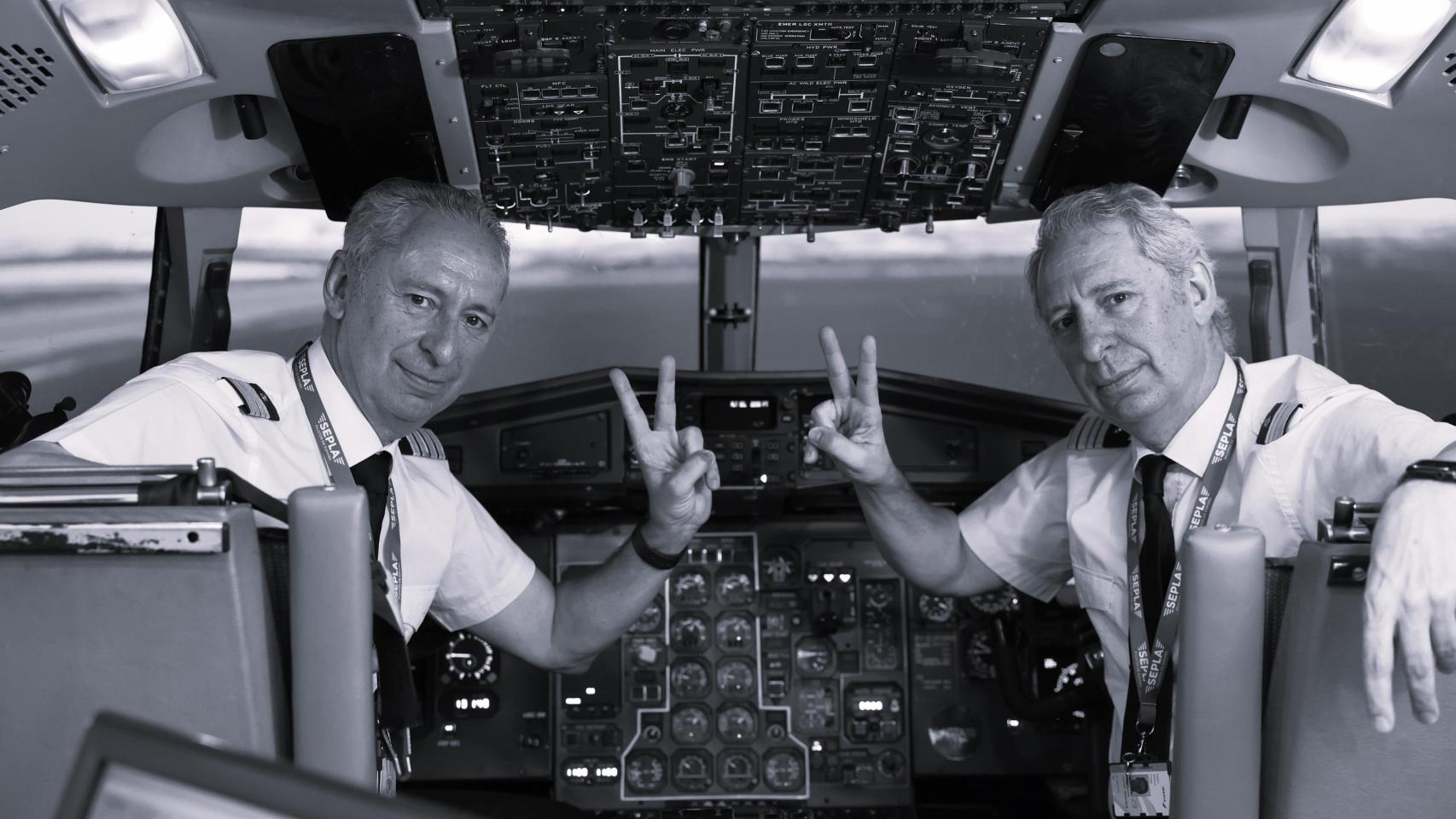 Pilotos en una cabina.