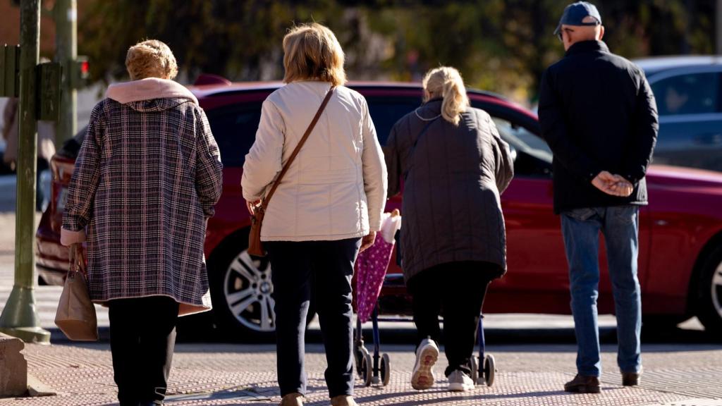 Jubilados caminando por la calle.