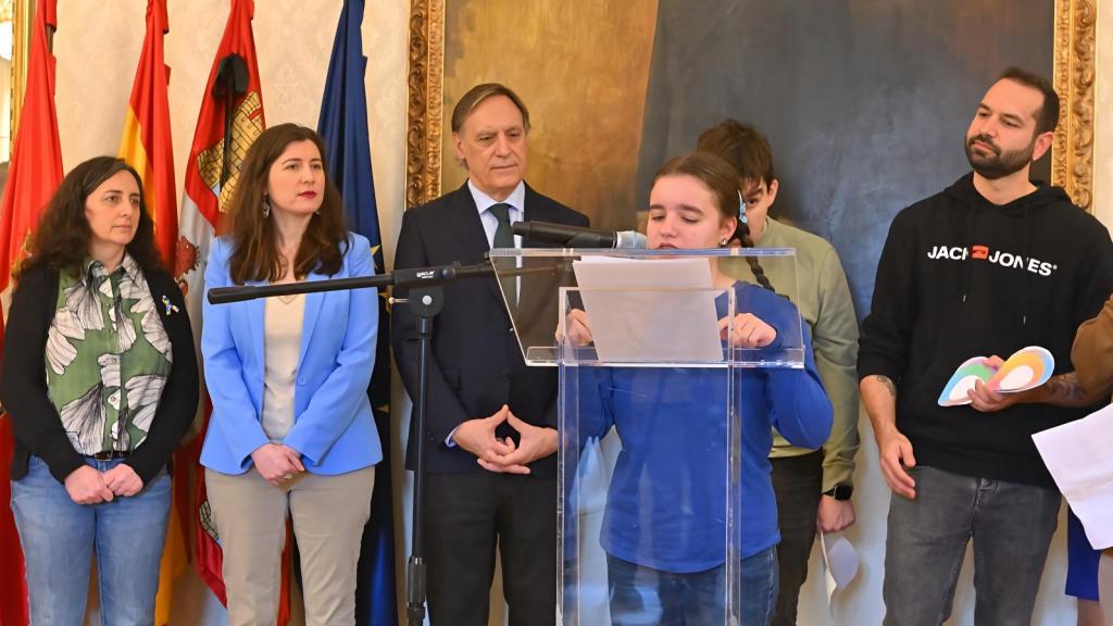 Salamanca “pinta de azul” su compromiso con el autismo: más apoyo, más inclusión y más futuro