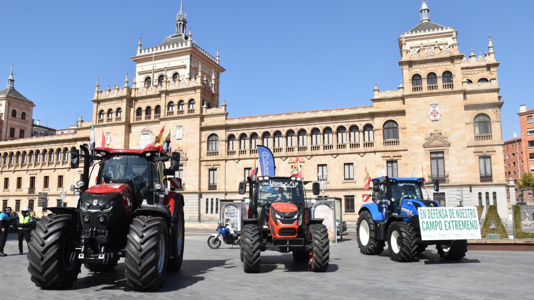 Imágenes de la tractorada que ha atravesado Valladolid en dirección a Bruselas este miércoles