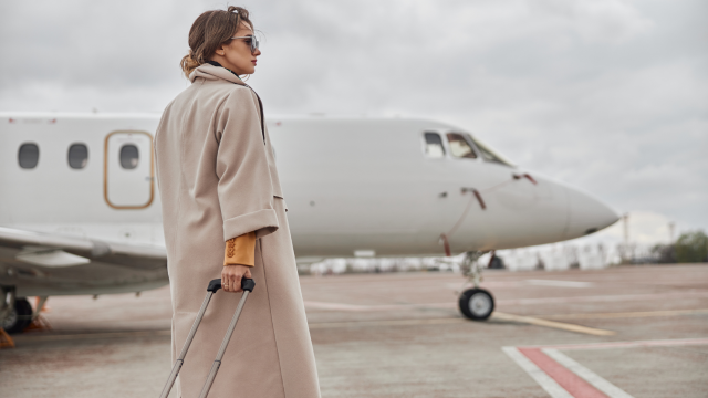 Una mujer elegante llegando a un avión, en una imagen de Shutterstock.