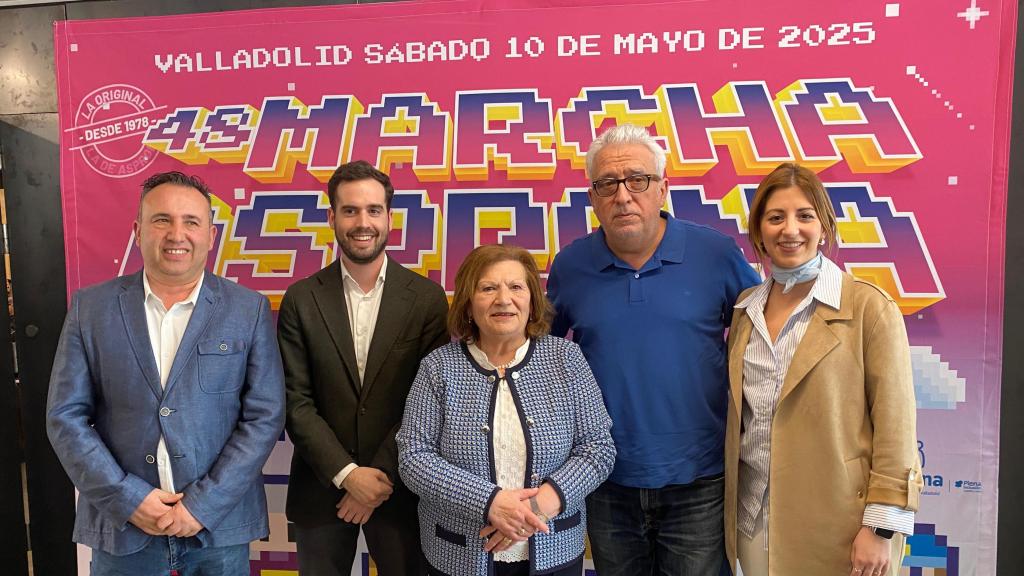 El diputado Alfonso Romo, el concejal Rodrigo Nieto, la presidenta de Fundación Personas Asprona Valladolid, Ángeles García, el humorista Leo Harlem y la concejala Carolina del Bosque presentando la Marcha Asprona