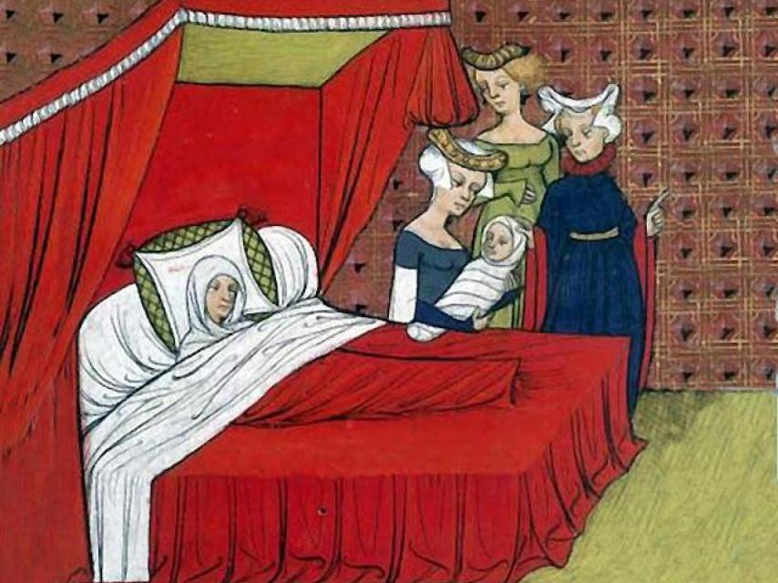 Matronas con el recién nacido y la parturienta.