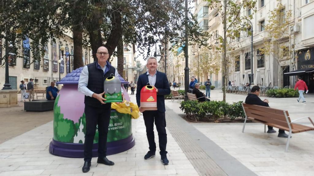 Manuel Villar y Roberto Fuentes en la presentación de una de las campañas de reciclaje de vidrio de 2024.