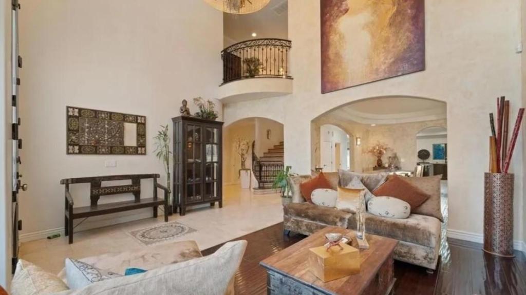 Salón de la casa de Will Smith en Woodland Hills, a 40 minutos de Los Ángeles.