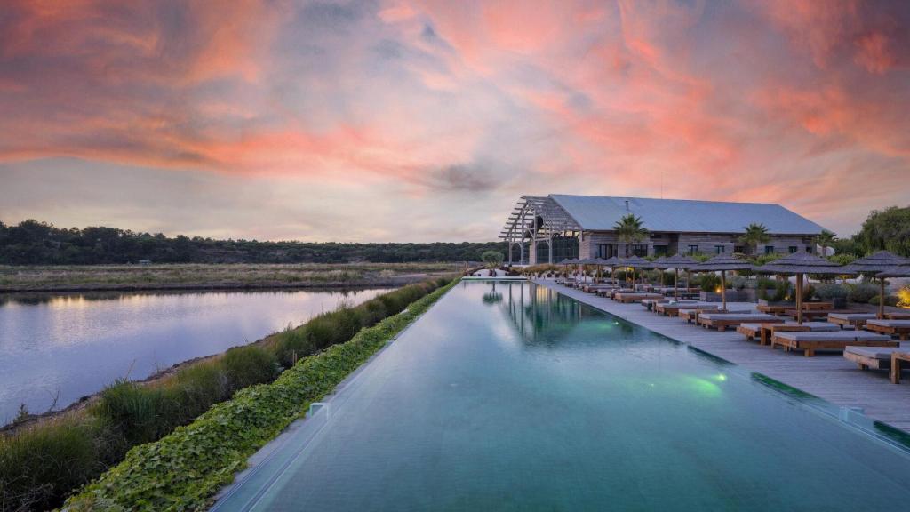 La piscina al aire libre del hotel frente a los arrozales.
