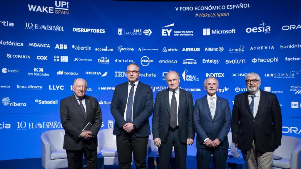 De izquierda a derecha: Félix Sanz Roldán, exdirector del CNI y exJEMAD,  Juan Carlos Cortés, director de la Agencia Espacial Española; Fernando Pastor, corresponsal económico de EL ESPAÑOL-Invertia; Luis Furnells, presidente ejecutivo del Grupo Oesía y José Juan Ruiz, presidente del Real Instituto Elcano.