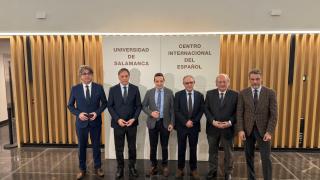 El rector de la USAL, junto a otras autoridades, en la presentación de la Estrategia 30 de la USAL