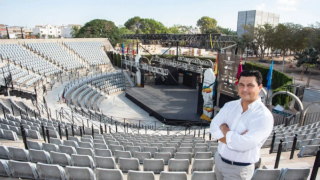 El alcalde de San Javier, José Miguel Luengo, posando en las gradas del auditorio del Parque Almansa que albergará conciertos del Festival Internacional de Jazz.