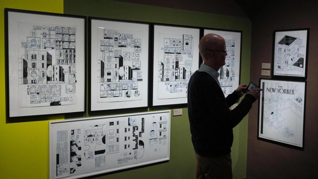 Chris Ware ante varias de sus obras expuestas en el CCCB. Foto: EFE/Alejandro García