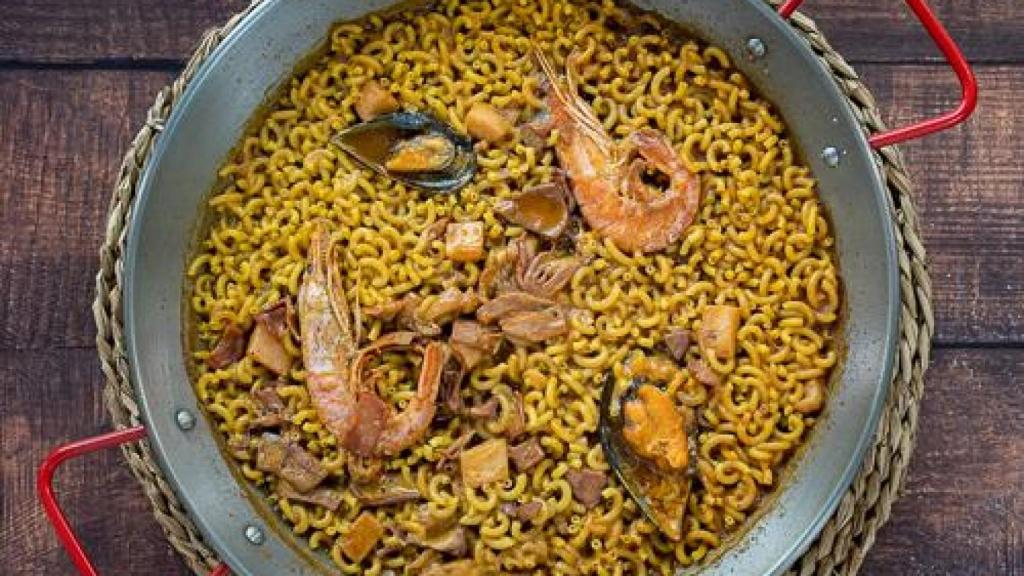 En Azafrán Arroces también trabajan la fideuà.