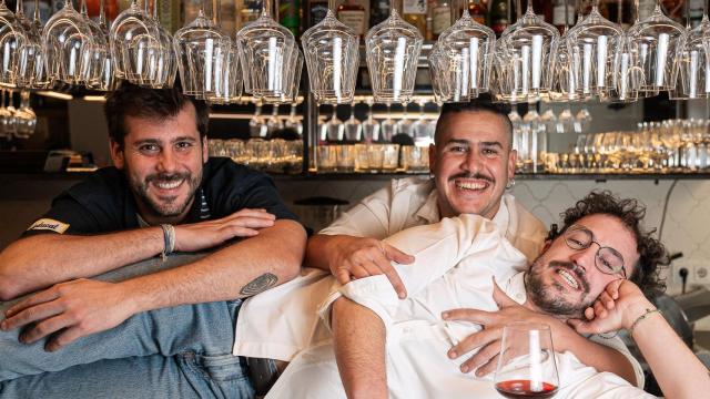 El restaurante de Barcelona donde tres amigos cocinan la tradición sin etiquetas: entre el finger food y el rico cuchareo