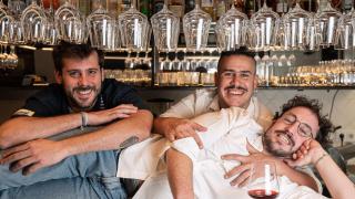 El restaurante de Barcelona donde tres amigos cocinan la tradición sin etiquetas: entre el finger food y el rico cuchareo