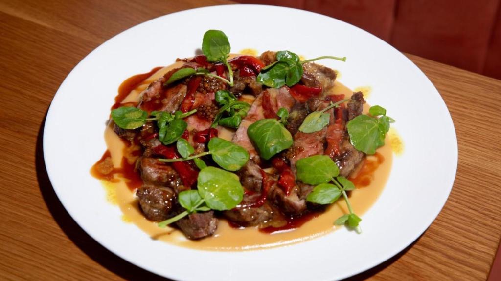 Presa, ajos confitados y pimientos asados.