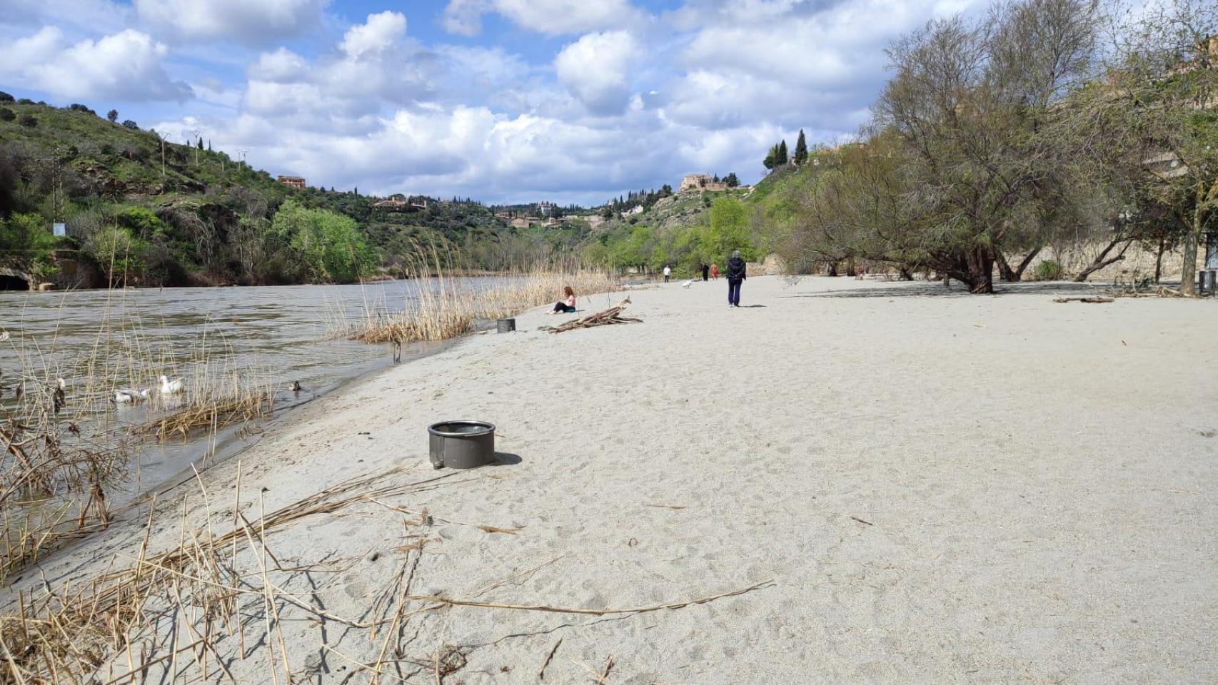El final de la crecida del río Tajo hace emerger una playa de fina arena a los pies del Casco Histórico