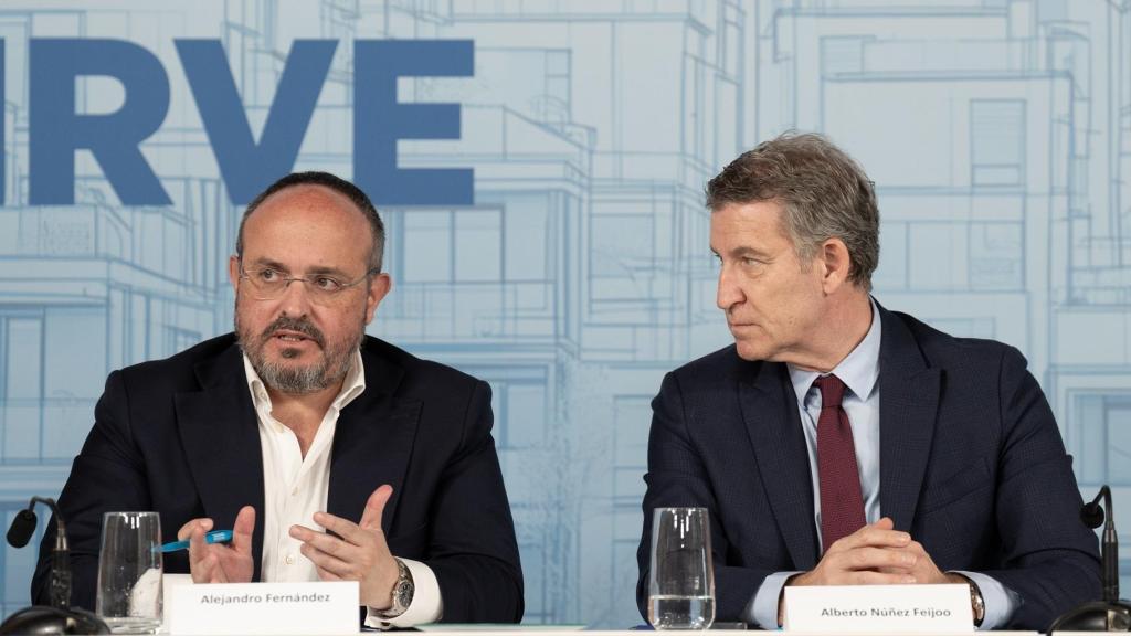 Alejandro Fernández y Alberto Núñez Feijóo, durante una reunión del PP con agentes sociales en Barcelona, el pasado enero.