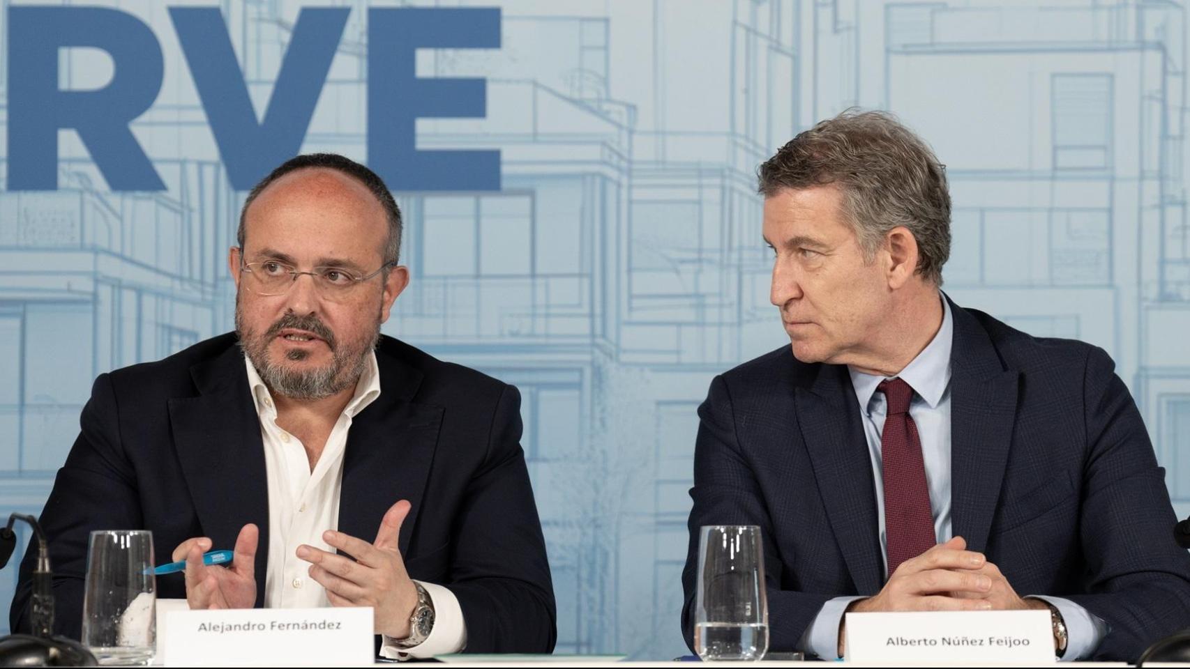 Alejandro Fernández y Alberto Núñez Feijóo, durante una reunión del PP con agentes sociales en Barcelona, en enero de 2025.