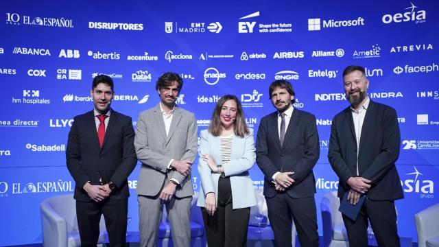 De izquierda a derecha, Rafael Aguilera, director gerente de UNO Logística; Carlos Mateo, director de Movilidad de EMT Madrid; Irene Pérez Nova, redactora de EL ESPAÑOL; Gonzalo Fernández, director de Infraestructuras de EMT Madrid, y Jon Guinea, responsable de Políticas Públicas para Movilidad y Transporte de Amazon.
