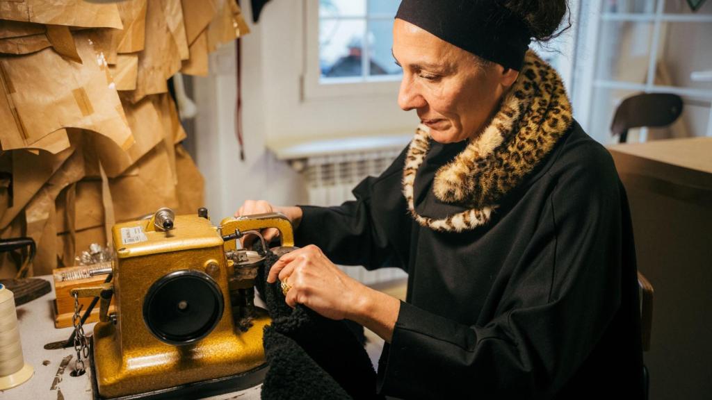 Yael Barnatán, cosiendo una de sus prendas.